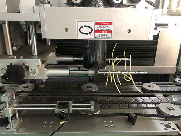 開(kāi)封盒裝燒烤醬灌裝封口設(shè)備實(shí)拍圖