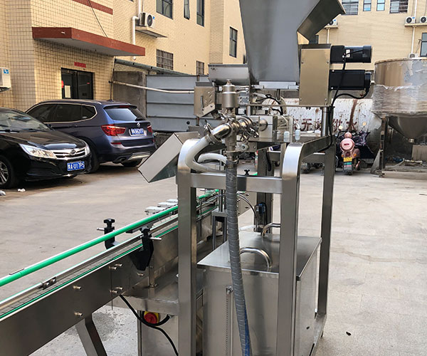 瓶裝定量醬腌菜灌裝生產(chǎn)線細(xì)節(jié)圖