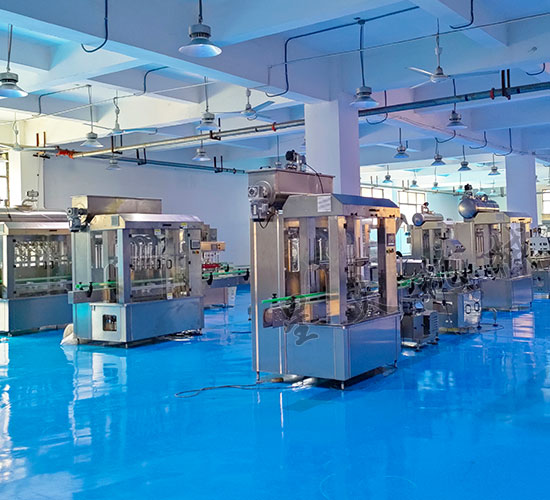 自動(dòng)化香菇醬灌裝機(jī)設(shè)備車(chē)間實(shí)拍