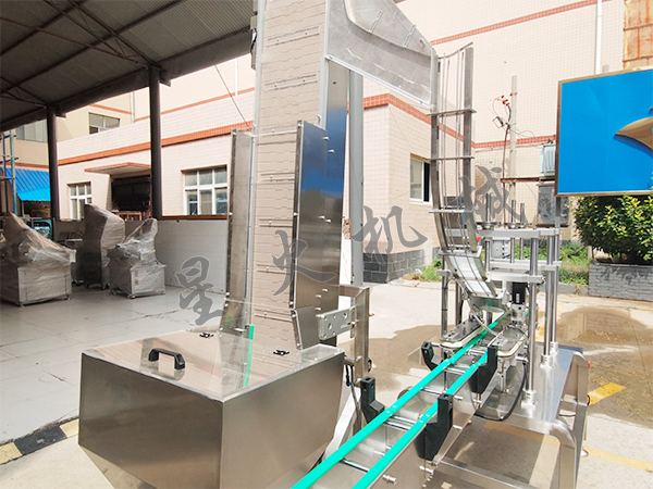 自動(dòng)化香菇醬灌裝機(jī)設(shè)備車間實(shí)拍